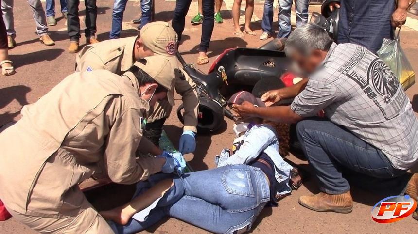 Mulher fratura a perna após sofrer acidente ao tentar atravessar semáforo no amarelo no centro de Rolim de Moura